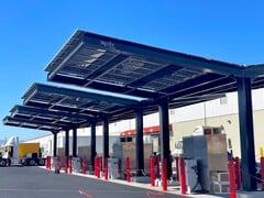O sistema de carregamento de veículos elétricos fora da rede da Trinity Structures inclui painéis solares, armazenamento de bateria e estações de carregamento. (Fonte: Trinity Structures)