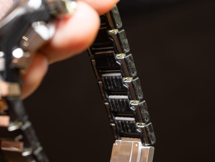 Uma foto da pulseira interna do relógio Casio G-Shock MTG-B4000D-1A. (Fonte da imagem: Impress Watch)