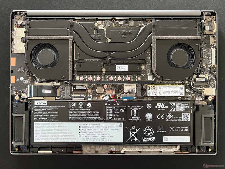 Yoga Pro 9 16IMH9 RTX 4070 para comparação, para não mostrar grandes diferenças internas