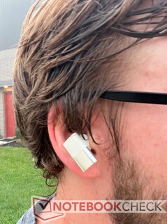 Mesmo depois de correr alguns quilômetros no calor do Texas, os fones de ouvido Between 3ANC permaneceram firmes e não se moveram. Eles têm uma classificação de resistência à água IPX-5.