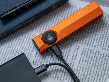 O Olight ArkPro Ultra pode ser carregado por meio de sua porta USB-C.