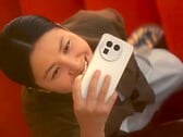 O Realme GT 8 Pro apresenta distâncias focais de 28 mm e 40 mm, semelhantes às clássicas câmeras Ricoh GR, e oferece uma lente antirreflexo. (Fonte da imagem: Realme, editado)