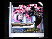 O PC personalizado Cherry Bloom possui pétalas de liga de titânio sensíveis ao calor.