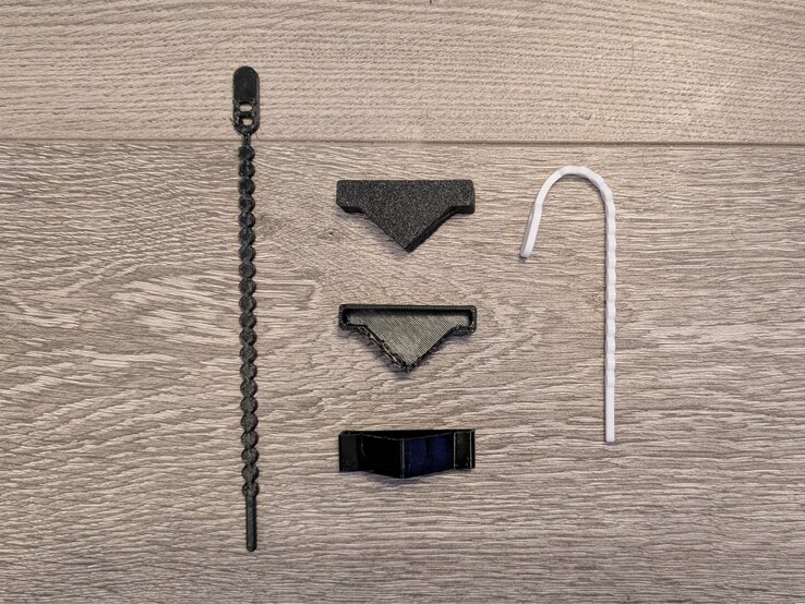 Abraçadeiras com zíper em TPU preto e branco (da Extrutim on Printables) e cantos personalizados para o sistema de montagem em TPU preto.