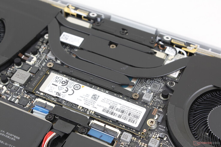 O modelo suporta apenas um único SSD M.2 sem dissipador de calor ou resfriamento dedicado