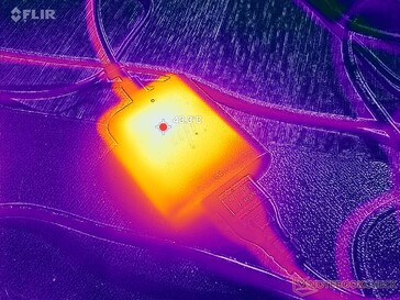 O adaptador CA atinge mais de 43 °C ao operar cargas exigentes