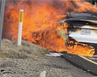 O Tesla Model Y de um homem pegou fogo em uma rodovia da Califórnia e a Tesla aparentemente lhe deu um gelo enquanto ele procurava por respostas. (Fonte da imagem: Bishal Malla no Twitter)