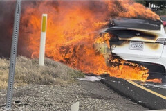 O Tesla Model Y de um homem pegou fogo em uma rodovia da Califórnia e a Tesla aparentemente lhe deu um gelo enquanto ele procurava por respostas. (Fonte da imagem: Bishal Malla no Twitter)