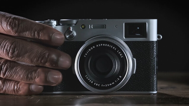 A Fujifilm X100V cabe facilmente no bolso de uma jaqueta, mas não compromete a potência ou a usabilidade. (Fonte da imagem: Fujifilm)
