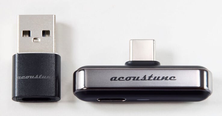 Um adaptador USB-C para USB-A é fornecido com o transmissor Bluetooth Acoustune ATX001.