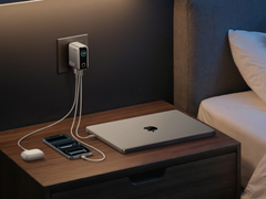 O novo carregador da Anker (100W, 3 portas, Smart Display) (foto) já está disponível em prata nos EUA. (Fonte da imagem: Anker)
