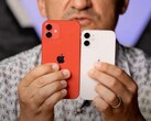 O iPhone 12 mini já recebeu o tratamento prático de um YouTuber. (Fonte de imagem: George Buhnici)