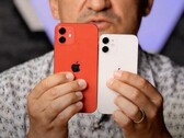 O iPhone 12 mini já recebeu o tratamento prático de um YouTuber. (Fonte de imagem: George Buhnici)