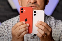 O iPhone 12 mini já recebeu o tratamento prático de um YouTuber. (Fonte de imagem: George Buhnici)