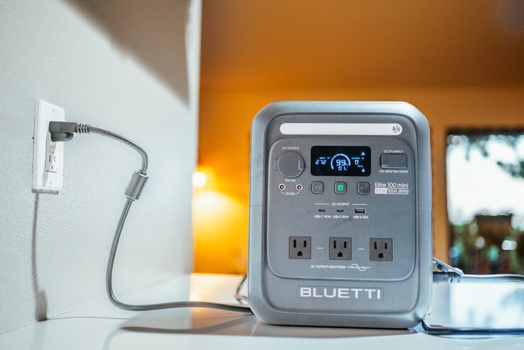 O Elite 100 mini possui uma luz LED integrada e um visor inteligente
