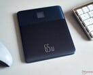 O Baseus Blade 2 Powerbank tem uma caixa plana com uma estrutura de metal. (Imagem: Notebookcheck)