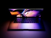 Espera-se que o MacBook Pro seja equipado com uma tela OLED em tandem em breve. (Fonte da imagem: Daniel Korpai)
