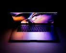 Espera-se que o MacBook Pro seja equipado com uma tela OLED em tandem em breve. (Fonte da imagem: Daniel Korpai)