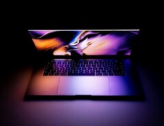 Espera-se que o MacBook Pro seja equipado com uma tela OLED em tandem em breve. (Fonte da imagem: Daniel Korpai)