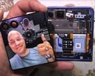 Uma desmontagem do Galaxy Z Flip 7 prova que o flip phone da Samsung é tudo menos à prova de poeira. (Fonte da imagem: JerryRigEverything)