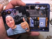 Uma desmontagem do Galaxy Z Flip 7 prova que o flip phone da Samsung é tudo menos à prova de poeira. (Fonte da imagem: JerryRigEverything)