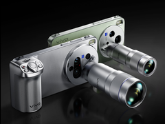 A Vivo X300 Ultra e a X300s com acessórios de teleconversor acoplados.