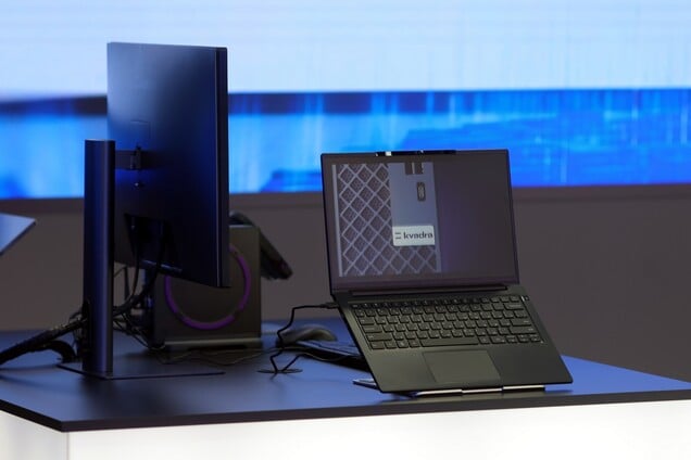 O ultrabook Kvadra NAU LP14 é mostrado com a estação de acoplamento e um monitor externo.