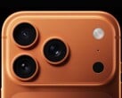 Close-up do módulo da câmera do iPhone 17 Pro mostrando o novo posicionamento do flash. (Fonte da imagem: Apple)