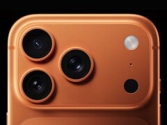 Close-up do módulo da câmera do iPhone 17 Pro mostrando o novo posicionamento do flash. (Fonte da imagem: Apple)