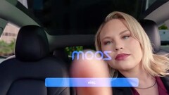 O relógio com câmeras de cabine da Tesla substitui os incômodos do volante (imagem: Zoomtopia/YouTube)