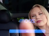 O relógio com câmeras de cabine da Tesla substitui os incômodos do volante (imagem: Zoomtopia/YouTube)