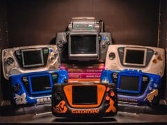Uma coleção de SEGA Game Gears retratada