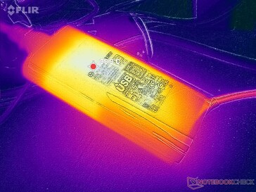 O adaptador CA atinge quase 60 °C ao operar cargas exigentes por longos períodos