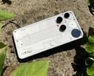 O Nothing Phone (3), com certificação IP68, tem uma estrutura de alumínio e é protegido por Gorilla Glass 7i (tela) e Gorilla Glass Victus (parte traseira). (Fonte da imagem: Notebookcheck)