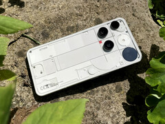 O Nothing Phone (3), com certificação IP68, tem uma estrutura de alumínio e é protegido por Gorilla Glass 7i (tela) e Gorilla Glass Victus (parte traseira). (Fonte da imagem: Notebookcheck)