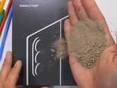 O Samsung Galaxy Z Fold 7 é o mais recente celular a passar pelos testes de durabilidade do JerryRigEverything. (Fonte da imagem: JerryRigEverything no YouTube)