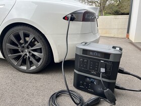 Uma tentativa de carregar um carro elétrico também falhou.