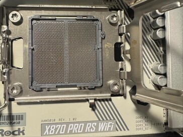 Soquete da placa-mãe ASRock X870 Pro RS Wifi com alguma descoloração. (Fonte da imagem: I_fliu no Reddit)
