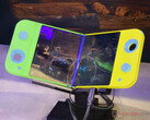 O Flex Gaming apresenta um design inovador que permite que os joysticks passem pelo chassi para minimizar a espessura geral. (Fonte da imagem: Notebookcheck)