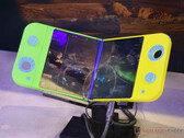 O Flex Gaming apresenta um design inovador que permite que os joysticks passem pelo chassi para minimizar a espessura geral. (Fonte da imagem: Notebookcheck)