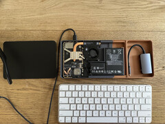 O Bento usa um par de óculos com visor, que extrai vídeo por meio de um dongle armazenado no estojo. Na foto, os componentes de um deck Steam adaptados em um teclado. (Fonte da imagem: r/SteamDeckModded no Reddit)