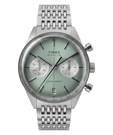 Timex Marlin Jet Chronograph TW2Y89800 com mostrador côncavo verde-salva, submostradores brancos do cronógrafo, janela de data às 6 horas, vidro abaulado e pulseira em aço inoxidável na tonalidade prateada.