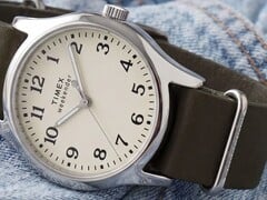 Timex Weekender New England TW2Y86500 com caixa na cor prata, mostrador creme e pulseira de couro verde-escuro.
