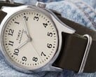 Timex Weekender New England TW2Y86500 com caixa na cor prata, mostrador creme e pulseira de couro verde-escuro.