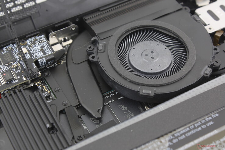 A solução de resfriamento consiste em um pequeno ventilador de ~35 mm e um tubo de calor curto