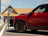 O SUV elétrico R1S da Rivian agora é capaz de fornecer 400 milhas de alcance com uma única carga, mas isso significa que os motoristas terão que passar mais tempo carregando. (Fonte da imagem: Rivian)