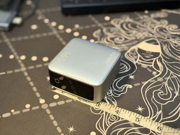 Ugreen Nexode Pro de 160 W com 5 portas — largura vista do outro lado