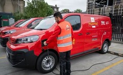 Uma van elétrica do Royal Mail, um dos 7.000 EVs na frota da empresa no Reino Unido (Fonte da imagem: Royal Mail)
