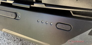 bateria - Tela, ao lado dela (sob a tampa) duas portas USB