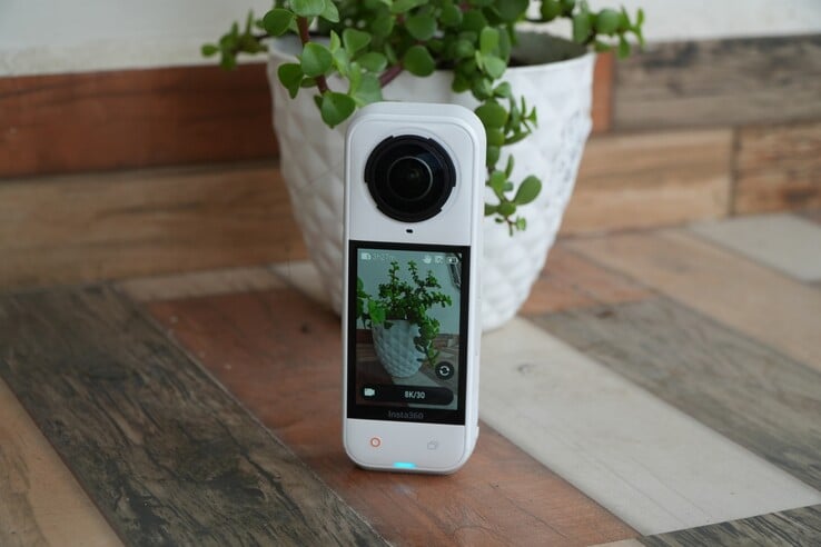 O Insta360 X5 captura imagens em 8K 30/25/24 quadros por segundo e fotos em até 72 MP (Fonte da imagem: Abhinav Fating/Notebookcheck)
